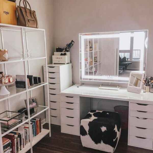 Минималистично работно място с организирани предмети